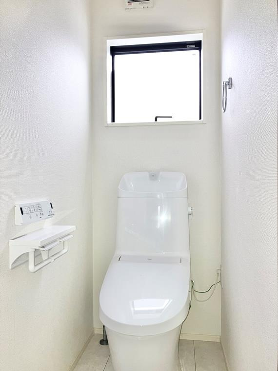 丸山戸建のトイレ|ゆったりとした空間のトイレです
