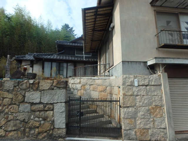 西岡の石積み古民家の外観