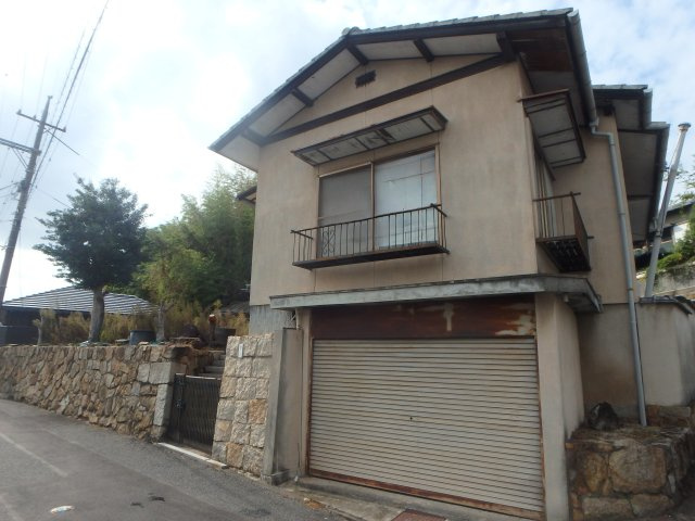 西岡の石積み古民家の外観