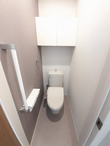 クラール松原町Ａのトイレ|落ち着いた色調のトイレです