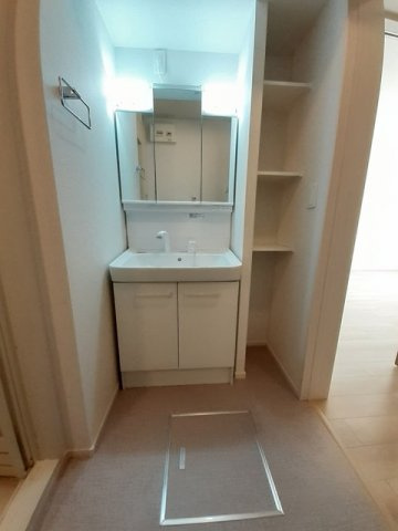 クラール松原町Ａの洗面所|ゆったりとスペースのある洗面所