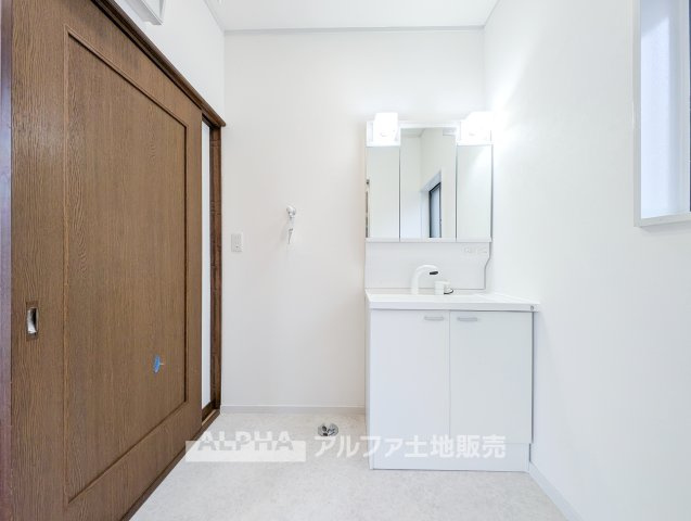 東京都武蔵村山市神明1丁目　中古戸建の独立洗面台|【Washroom】◆洗面化粧台交換予定◆毎日の身支度に欠かせない洗面スペース。リフォームにより洗面化粧台を新規交換予定。朝の準備から帰宅後の手洗いまで気持ちよく使えます。