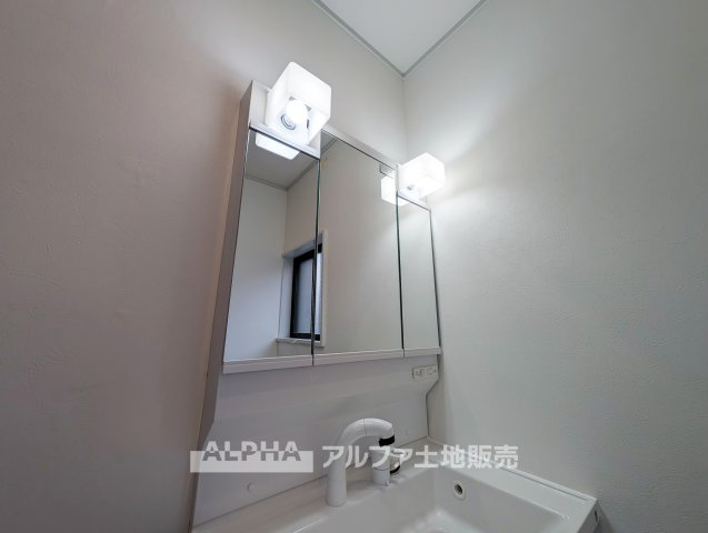 東京都武蔵村山市神明1丁目　中古戸建の独立洗面台|【Powder Room】◆清潔感のある洗面空間へ◆洗面化粧台の交換に加え、床材や壁紙もリフォーム予定。毎日使う場所だからこそ、気持ちよく過ごせる空間づくりに配慮しています。