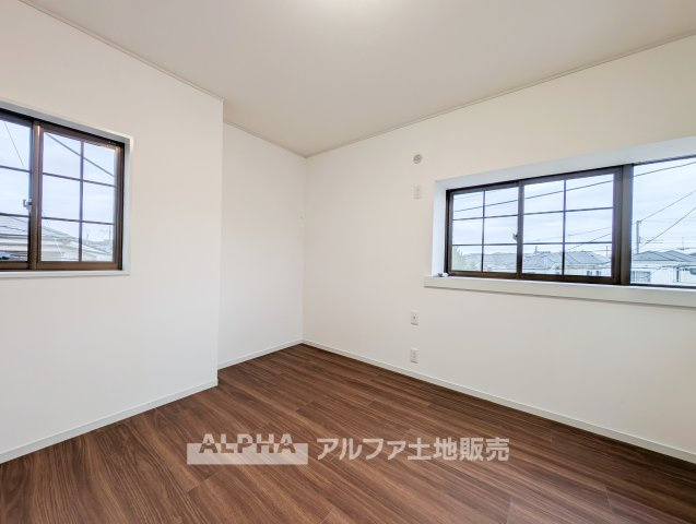 東京都武蔵村山市神明1丁目　中古戸建の洋室|【Cozy Bedroom】◆落ち着きのある居室◆約6.25帖の洋室。寝室や子ども部屋、趣味を楽しむ空間など、家族構成やライフスタイルに合わせて幅広く活用できます。