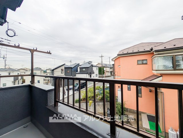 東京都武蔵村山市神明1丁目　中古戸建のバルコニー|【Balcony】◆暮らしを彩る屋外空間◆2階の洋室から出入りできるバルコニー。洗濯物を干したり、外の空気を感じたりと、日常生活のさまざまな場面で活用できるスペースです。