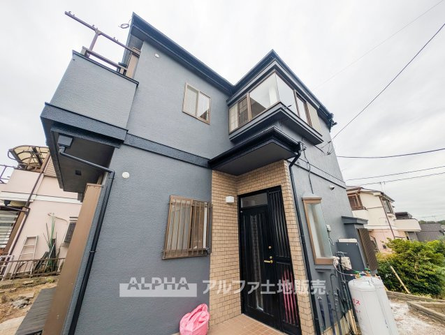 東京都武蔵村山市神明1丁目　中古戸建の外観|【Comfortable House】◆暮らしやすい住環境◆西側約6mの公道に面した戸建住宅。敷地内には駐車スペース1台分を確保。マイカーを利用するご家庭にも便利な住まいです。