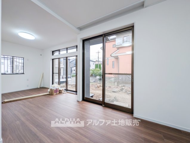 東京都武蔵村山市神明1丁目　中古戸建の居間・リビング|【Family Living】◆家族が集まる場所◆LDK拡張工事により約16帖の広さを確保予定。食事や団らんなど、家族と過ごす時間を大切にできる住空間です。