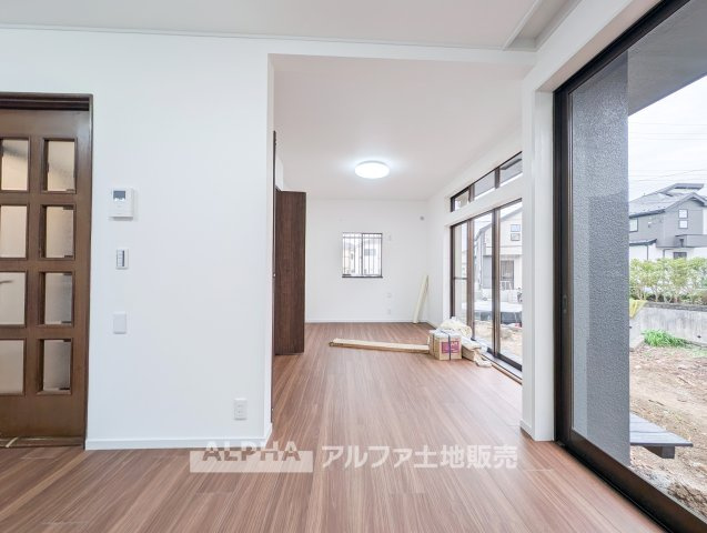 東京都武蔵村山市神明1丁目　中古戸建の居間・リビング|【Comfort Living】◆暮らしに寄り添う空間◆約16帖のLDKへ拡張予定。ダイニングとリビングを分けて家具を配置するなど、家族の生活スタイルに合わせた使い方が広がります。