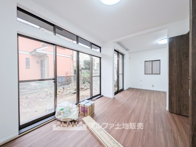 東京都武蔵村山市神明1丁目　中古戸建の居間・リビング|【New Living Style】◆新しい暮らしの舞台◆内装リフォームにより生まれ変わるLDK。新しい床材や壁紙が室内を彩り、これから始まる家族の毎日を明るく迎えてくれます。