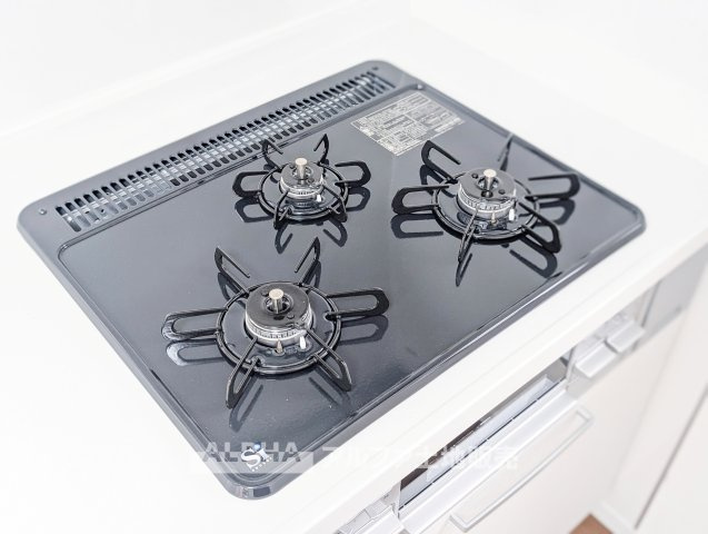 東京都武蔵村山市神明1丁目　中古戸建のキッチン|【Gas Stove】◆毎日の料理を快適に◆火力を調整しながら幅広い料理を楽しめるガスコンロ。炒め物から煮込み料理まで、毎日の食卓づくりを支えてくれる設備です。