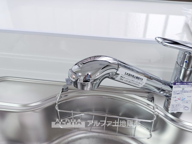東京都武蔵村山市神明1丁目　中古戸建のキッチン|【Water Purifier】◆暮らしに便利な浄水機能◆飲み水や料理に使う水を手軽に浄水できる便利な設備。毎日の調理や飲み物の準備など、キッチンでのさまざまな場面で活躍します。
