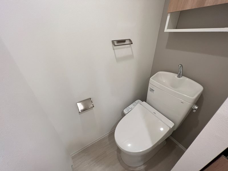 新品家具付きマンション高松町11(KaGood東京)のトイレ|落ち着いた色調のトイレです