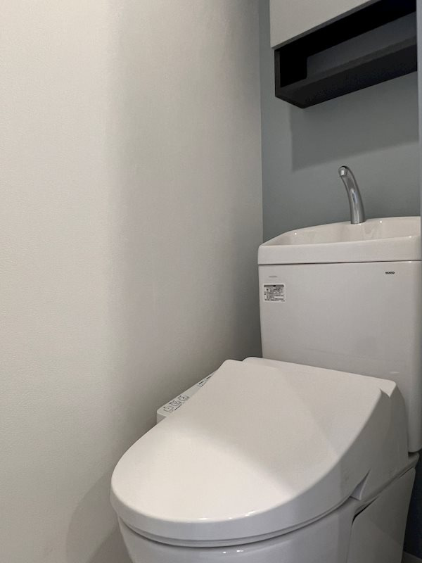 新品家具付きマンション高松町11(KaGood東京)のトイレ|清潔感のあるトイレです