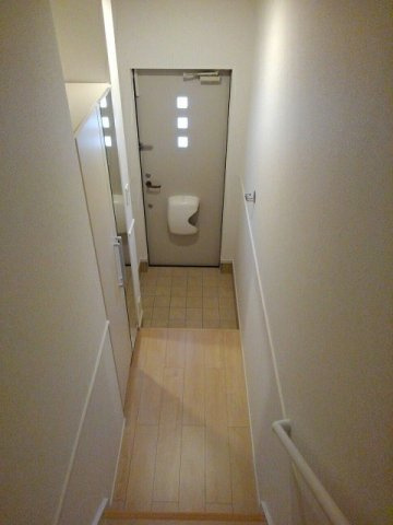 【玄関】 | ルタン郷前Ａ | 収納もある玄関です