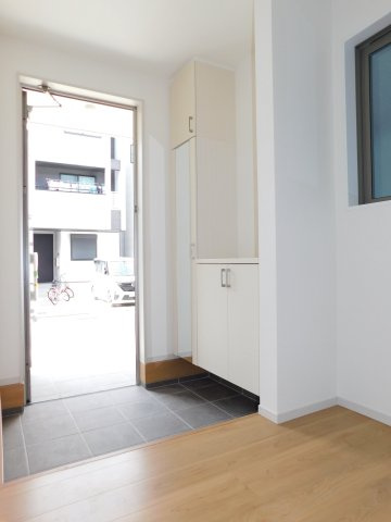 名古屋市千種区萱場２丁目の新築一戸建の玄関|◇玄関収納◇　　収納たっぷり、ミラー付きシューズＢＯＸ！