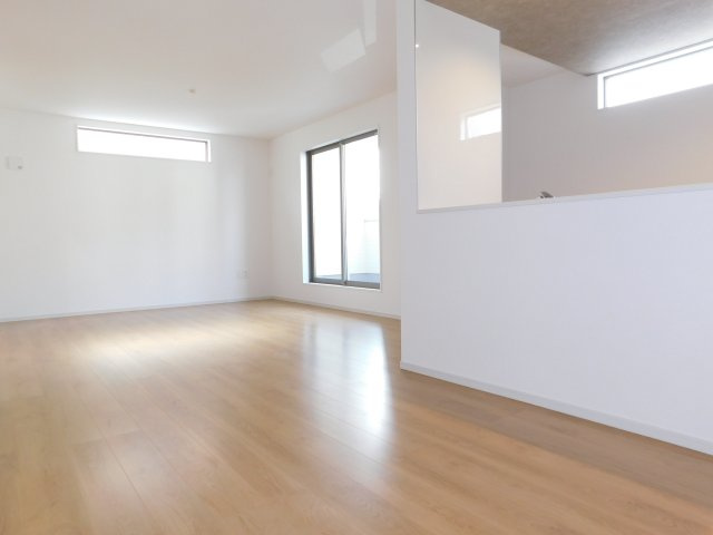 名古屋市千種区萱場２丁目の新築一戸建の居間・リビング|◇リビング◇　　明るく広いリビング１８．７帖　三面採光の開放感のある空間♪