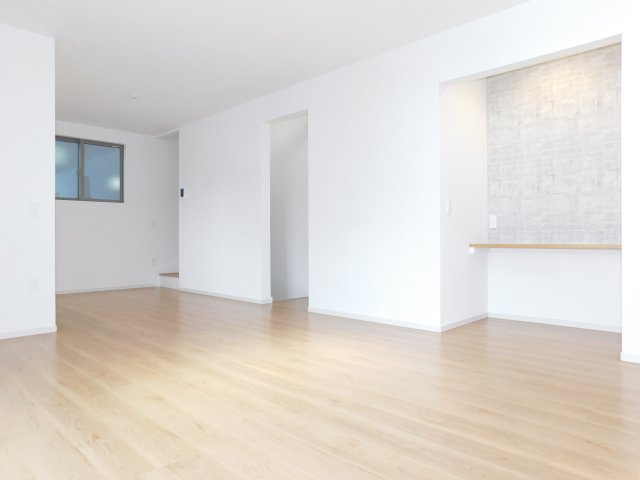 名古屋市千種区萱場２丁目の新築一戸建の居間・リビング|◇リビング◇　　明るく広いリビング１８．７帖　多用途に利用できるカウンター＋収納付き！
