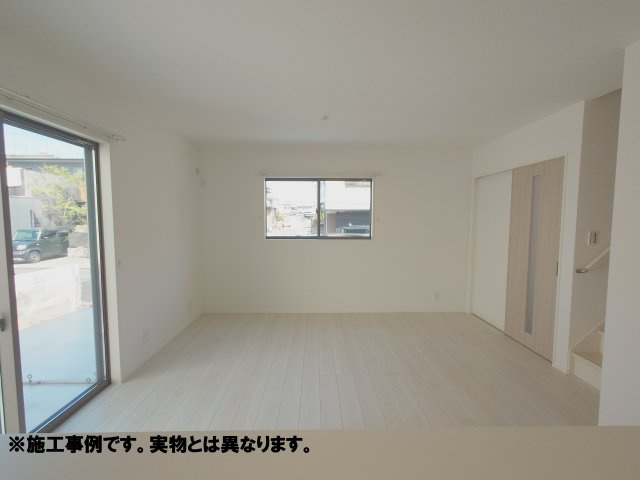 高松市木太町オール電化住宅◇食洗器や網戸等設置されているお得なオール電化住宅です。の居間・リビング|完成予想図
仕事スペースをリビングの一角に設けたり、家の中でアウトドア感を楽しむことが可能な１７.５帖の広いリビングが魅力的なお家です。
