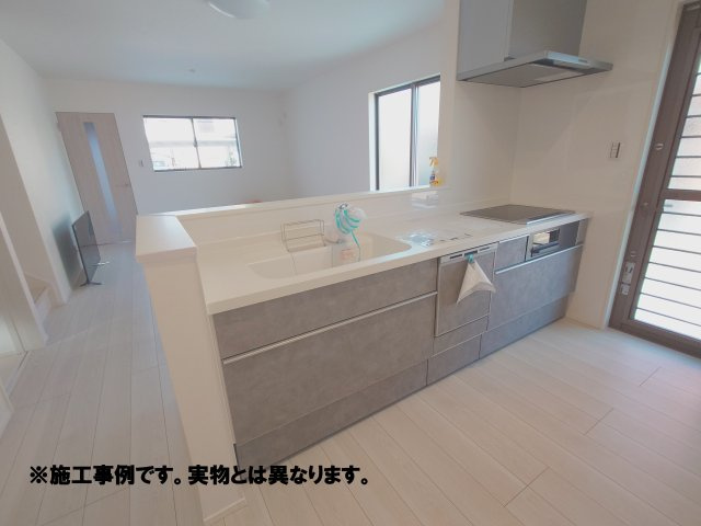 高松市木太町オール電化住宅◇食洗器や網戸等設置されているお得なオール電化住宅です。のキッチン|キッチン完成予想図
対面式キッチンはリビングと一体で見えるため、視線が抜けて開放感が出やすく、明るく感じることができます。リビングで遊んでいるお子様の様子を見守りながら作業できるので安心です。