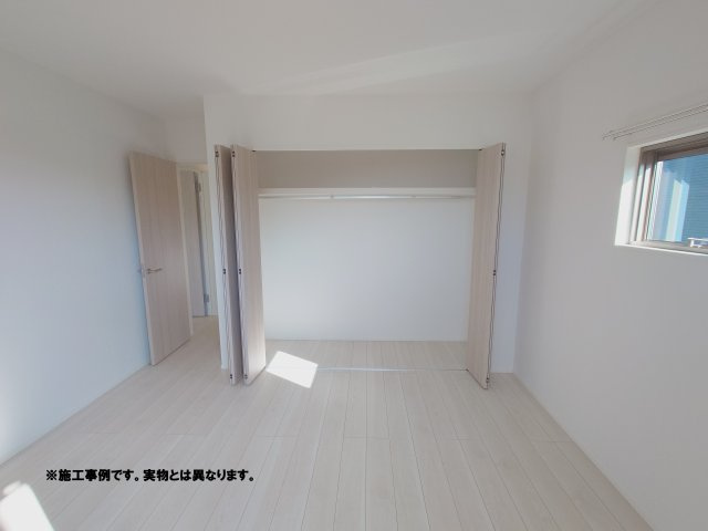 高松市木太町オール電化住宅◇食洗器や網戸等設置されているお得なオール電化住宅です。の洋室|２階洋室完成予想図
寝具や旅行バッグなど大きなものも収納でき、お家をスッキリと片付けることが可能な大容量収納クローゼット付きです。