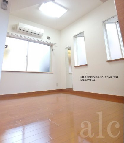 フェリスカプリの居間・リビング|居室　同建物別部屋写真。今回募集のお部屋は103号室で、出窓はありません。