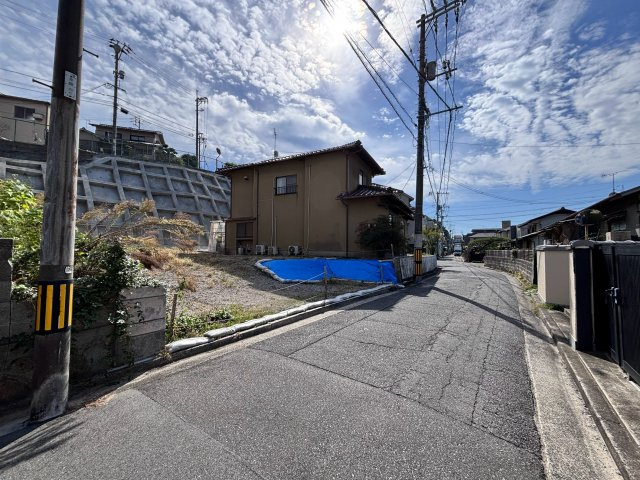 西霞町　土地の前面道路含む現地写真|並列3台駐車スペースも確保可能な間口約10.2ｍ。小学校は徒歩7分。落ち着いて暮らせる文教エリアです