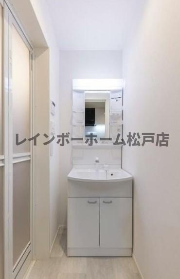 メゾングリーズ五香南の洗面所|明るい洗面所です
