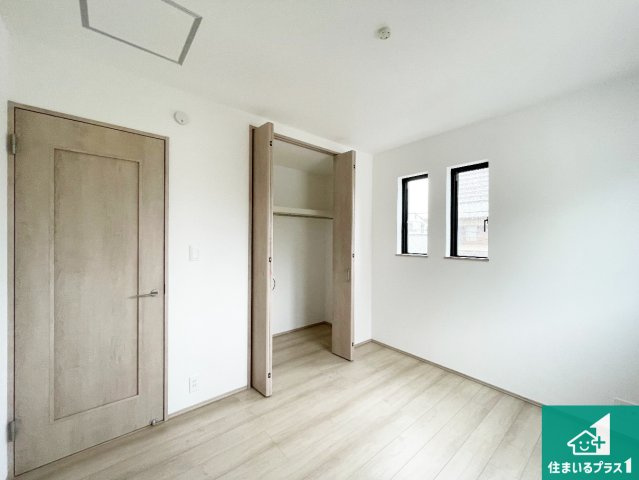 神戸市西区糀台　新築一戸建ての洋室|寝室は心地よい眠りについてもらいたくて、シンプルかつ開放的な空間な設計にしています！大きな窓から差し込む日が心地いいです♪