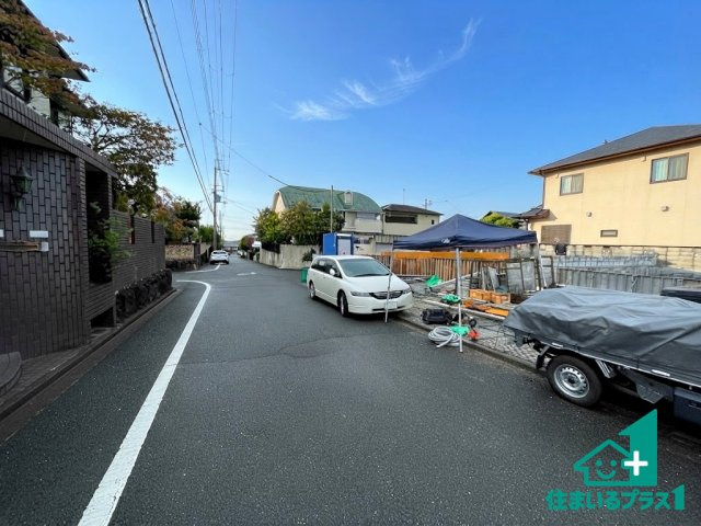 ■枚方市長尾台　第2期　新築一戸建ての前面道路含む現地写真|周辺は閑静な住宅街です。前面道路もしっかりと有りますので車の出し入れも安心ですよ！