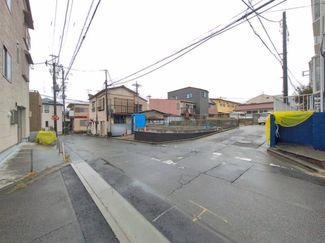 ふじみ野市南台２丁目の新築一戸建の前面道路含む現地写真|開放感のある角地に立地！