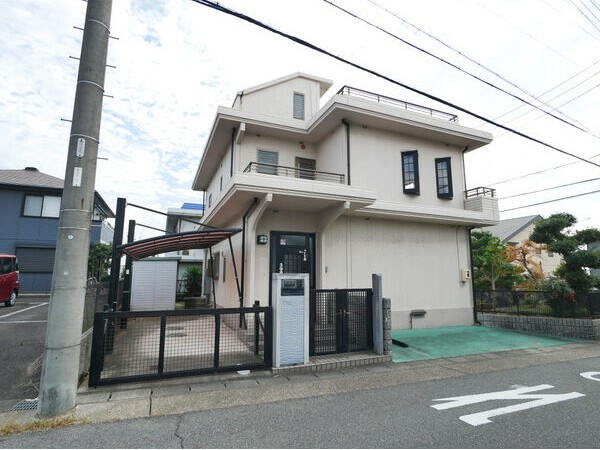 緑区森前借家の外観