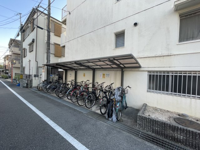 ドミール甲子園の駐車場