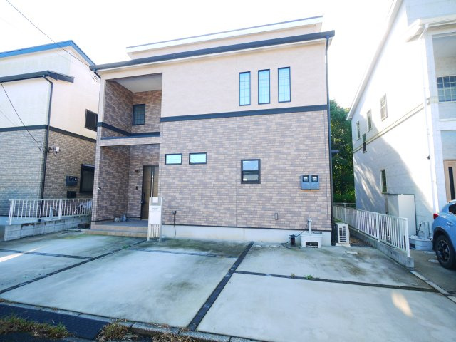 東金市八坂台5　中古戸建の駐車場|令和5年2月築3LDk+ユーティリティ 駐車3台可 オール電化・EV充電設備付 本下水