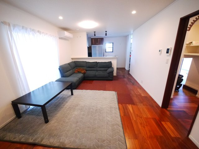 東金市八坂台5　中古戸建の居間・リビング|令和5年2月築3LDk+ユーティリティ 駐車3台可 オール電化・EV充電設備付 本下水