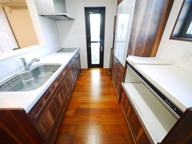 東金市八坂台5　中古戸建のキッチン|令和5年2月築3LDk+ユーティリティ 駐車3台可 オール電化・EV充電設備付 本下水