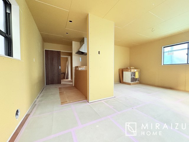 【その他】 | 陽当たりが心地の良いリビング空間です。日中はカーテンを開けて自然な光を取り込みリラックスして過ごしたいですね、照明器具もセンスの良いものを使いたいですね。