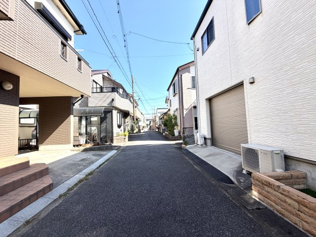 越谷市大林　中古戸建の前面道路含む現地写真|車の通り抜けが少ない道路構造のため防犯面でも安心。お子様の登下校や毎日の歩行も安全な環境です。