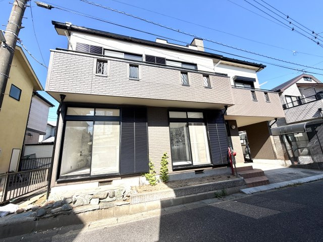 越谷市大林　中古戸建の外観|全体的にやさしい色合いでまとめられた上品な外観。温かみのある雰囲気が住む人を優しく迎えます。