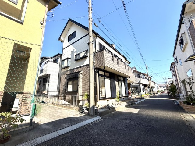 越谷市大林　中古戸建の外観|水まわりや内装を全面的に一新するリフォーム工事中。綺麗に生まれ変わる完成が楽しみな物件です。