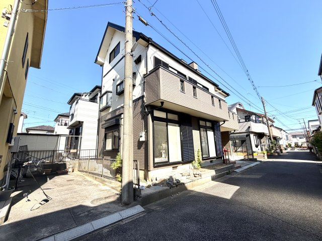 越谷市大林　中古戸建の外観|最新のシステムキッチンや浴室へ新調工事中。新築感覚で心地よく住み始められるリフォーム計画です。