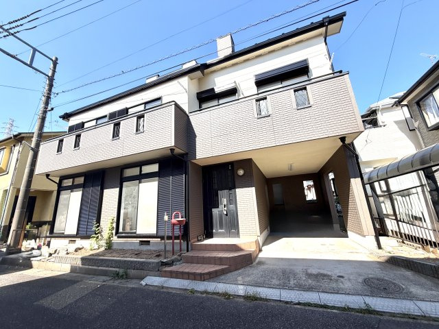 越谷市大林　中古戸建の外観|リビングや各居室のクロス・フローリングを張替え中。明るく清潔感あふれる内装へと仕上がります。