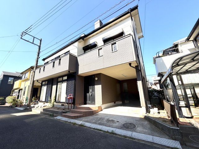 越谷市大林　中古戸建の外観|設備機器の搬入・設置が進むリフォーム現場。最新設備を取り入れた快適な居住空間へと仕上がります。