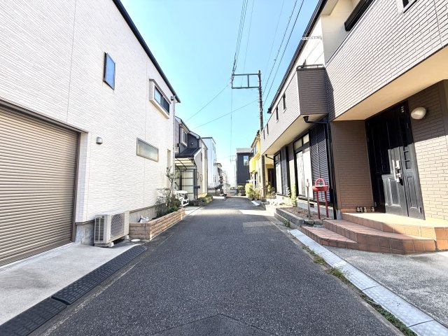 越谷市大林　中古戸建の前面道路含む現地写真|見通しの良いすっきりとした前面道路。歩道や側溝もきれいに整備されており、毎日の往来が快適です。