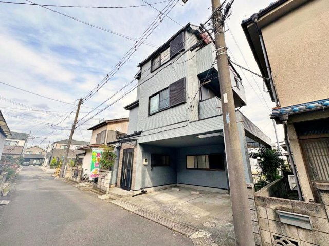 《仲介手数料半額》川越市大仙波　中古戸建の外観|的場駅徒歩8分、2016年築の3階建。11月リフォーム済で3LDK、18帖超の広々LDKが魅力です。屋根付駐車場は2台可、雨の日も安心。南向き、閑静な住宅街で新生活を。詳細はお問合せください。