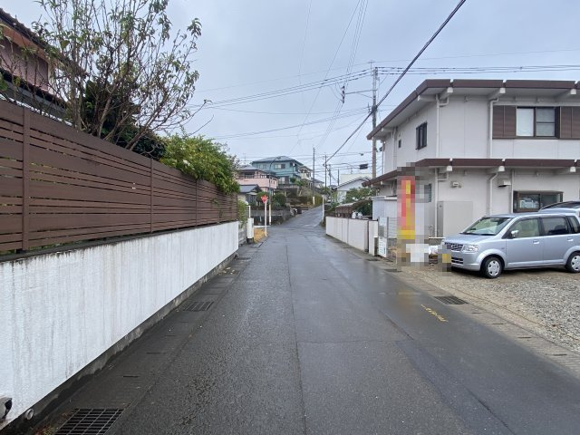 大明丘3丁目　新築戸建ての前面道路含む現地写真|落ち着いた住宅街に位置する、物件前の前面道路。
