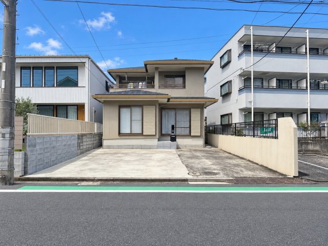 【外観】 | ◆青葉区鴨志田町　中古戸建◆ | ◆一戸建てを中心とした街並みが整然と続き、周辺は高い建物が建っていないので、緑の多い閑静な趣を感じる環境です。街並みや周辺環境も重要なポイントです！！
