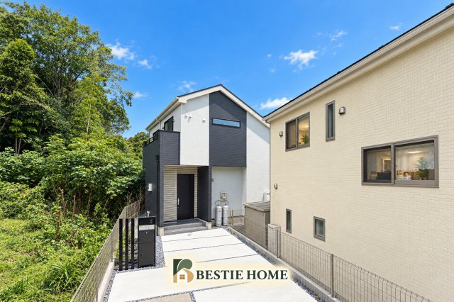 ■BESTie100■LDK20.2帖♪駐車3台♪2駅利用可♪SIC♪カップボードの外観|洗練された外観デザインが魅力の住まい。毎日の帰宅が楽しみになる、こだわりのマイホーム。ぜひ現地で建物の質感や街並みとの調和をご体感ください。
