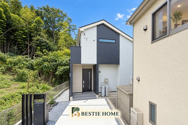■BESTie100■LDK20.2帖♪駐車3台♪2駅利用可♪SIC♪カップボードの外観|洗練された外観デザインが魅力の住まい。毎日の帰宅が楽しみになる、こだわりのマイホーム。ぜひ現地で建物の質感や街並みとの調和をご体感ください。