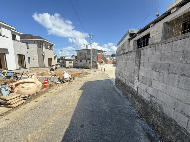 うるま市勝連平安名469番（全3棟）B号棟の前面道路含む現地写真|※南東側4m公道♪