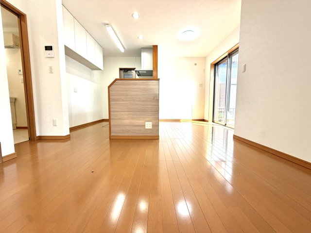 越谷市南荻島　中古戸建の居間・リビング|通気性が良く爽やかな風が通り抜けるリビング。一年中快適で健康的な暮らしをサポートします。